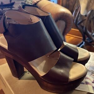 Koolaburra Winona Kona Brown Leather Platform Sandals. Size 9.